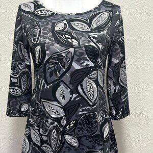 JonDen black and white abstract print tunic, 3/4 sleeve, petite medium